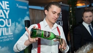 бармен с glenfiddich